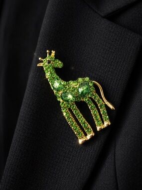 Green Rhinestone Giraffe Brooch Gold Tone Statement Pin Cute Animal Jewelr